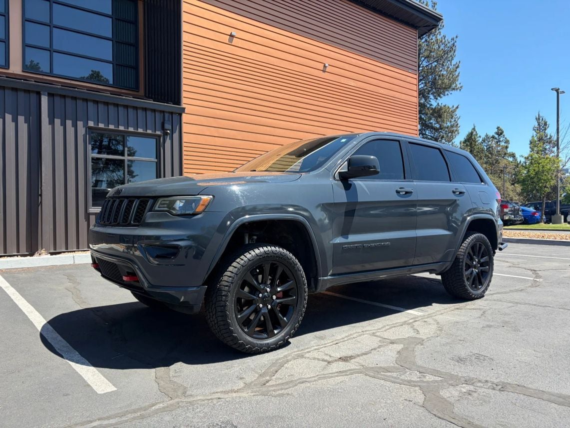 2018 Jeep Grand Cherokee Altitude in Rhino Clearcoat — front three-quarter view