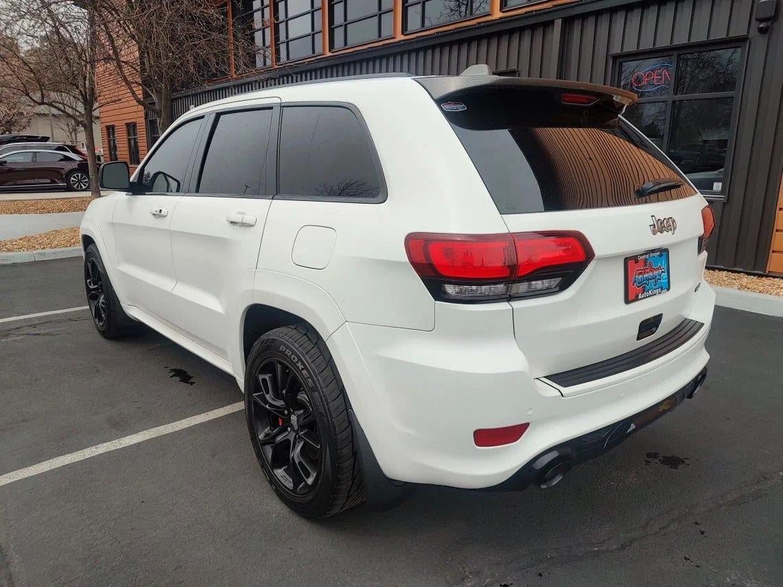 2015 Jeep Grand Cherokee — rear three-quarter view