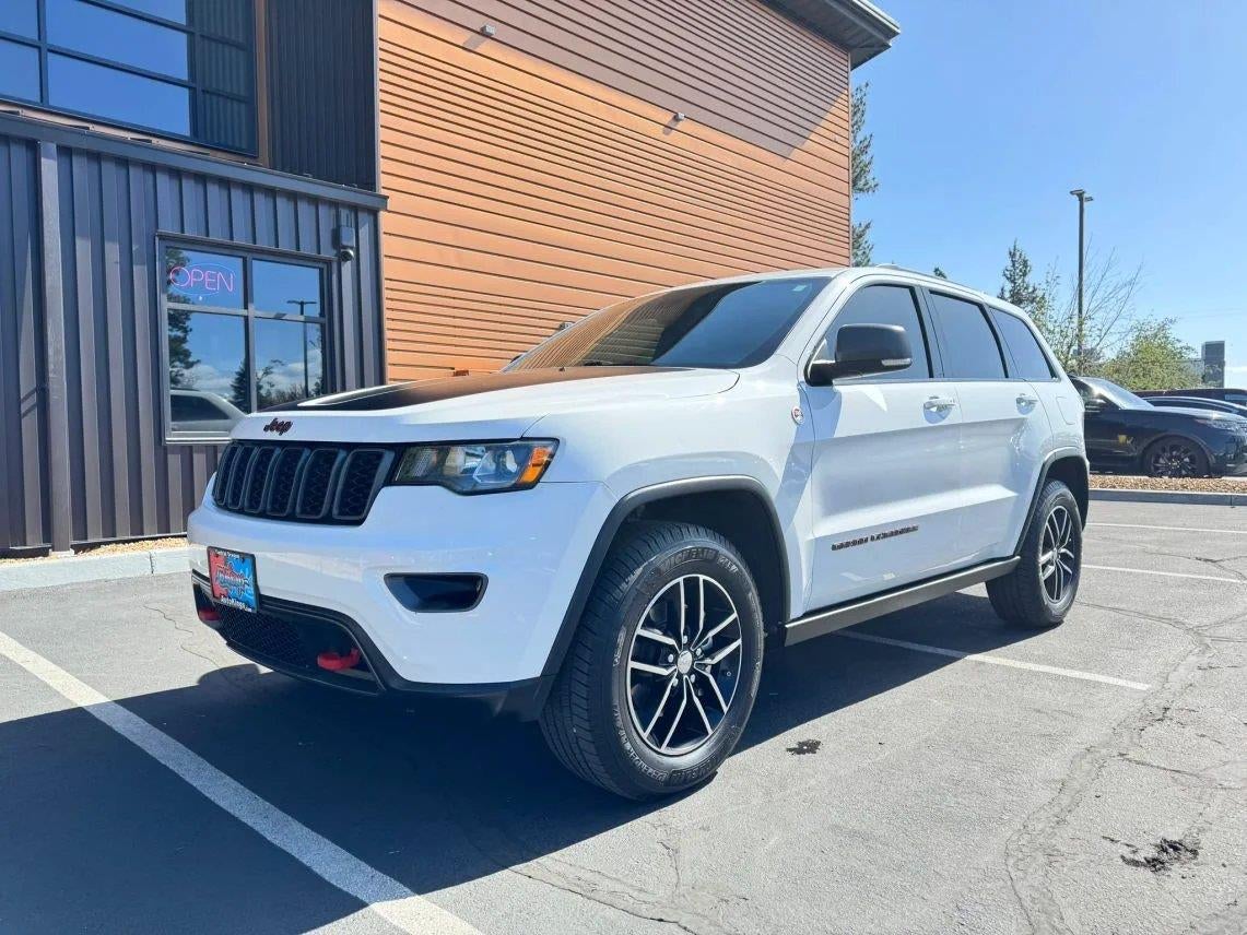 2018 Jeep Grand Cherokee Trailhawk in Bright White Clearcoat — front three-quarter view