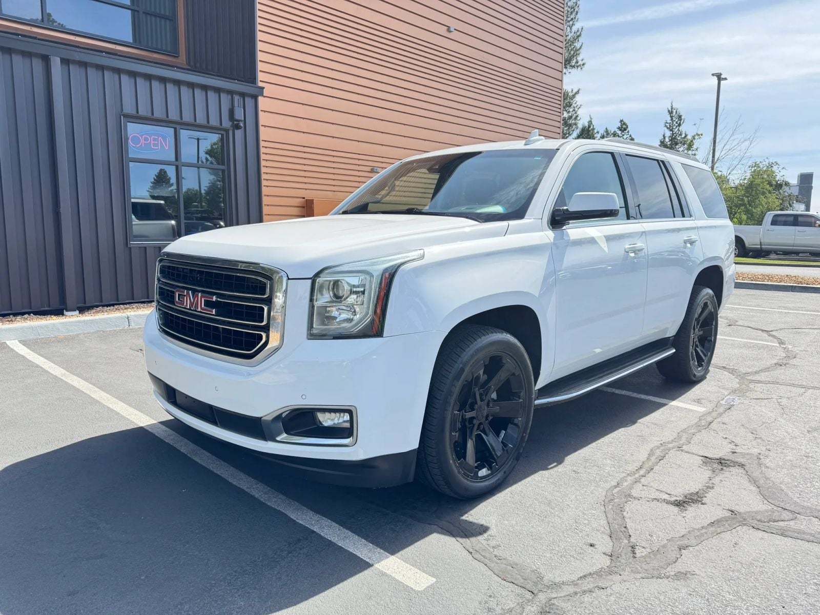 2018 GMC Yukon SLT in Summit White — front three-quarter view