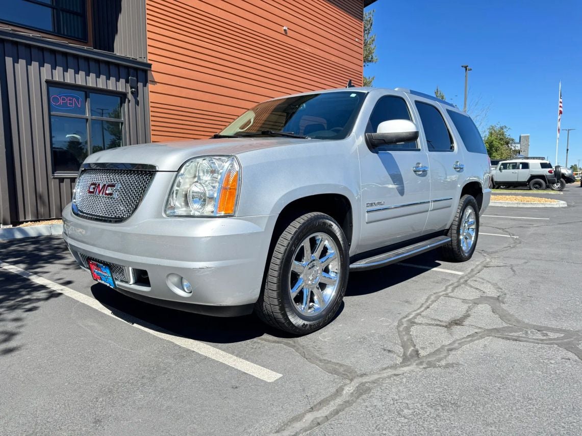2014 GMC Yukon Denali in Quicksilver Metallic — front three-quarter view