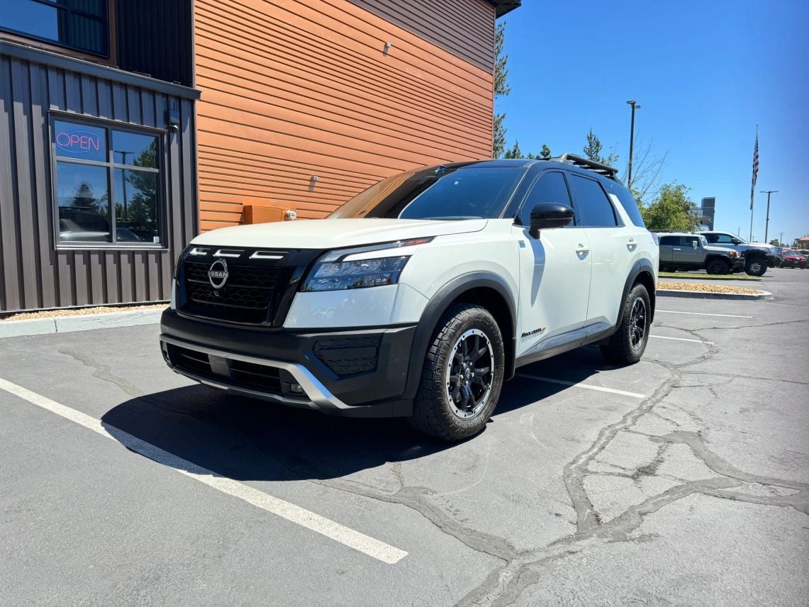 2024 Nissan Pathfinder Rock Creek in Pearl White Tricoat/Super Black — front three-quarter view